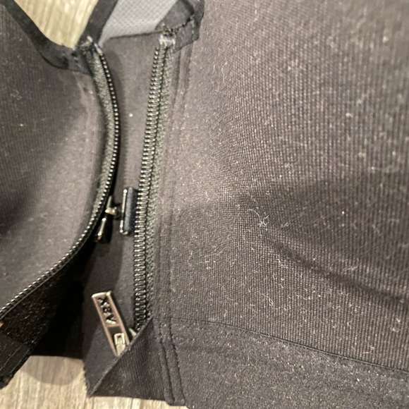Victoria’s Secret VSX Sport Bra (Size 36B) - Picture 3 of 4